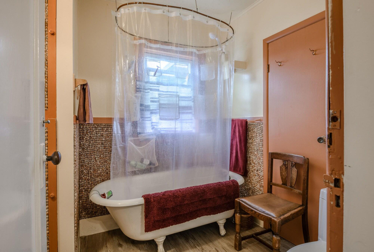 Bathroom 3, Woods End Landing, Alberni-Clayoquot