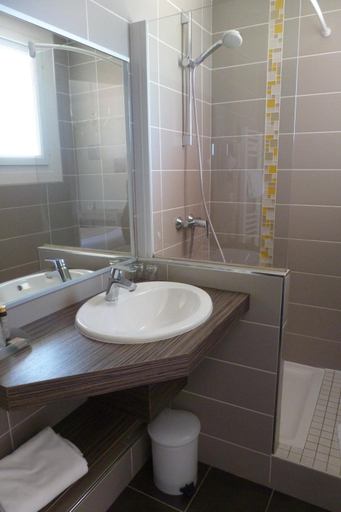 Bathroom 5, Family Golf Hotel, Charente-Maritime