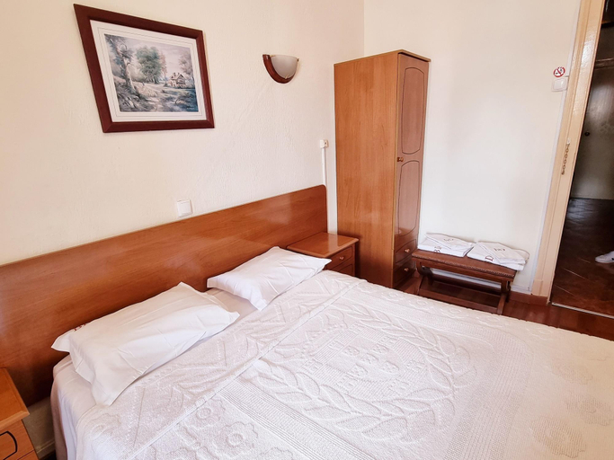 Bedroom 3, Bons Dias, Lisbon