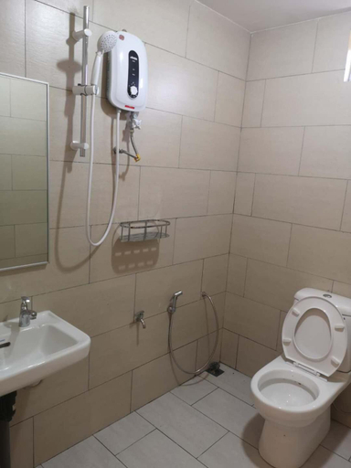 Bathroom 5, Luna Guesthouse, Semporna
