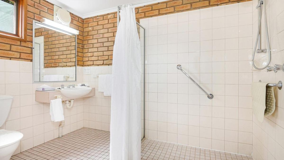Bathroom 3, Rodney Motor Inn, Shepparton