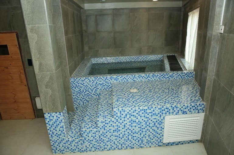 Bathroom 3, Pedro Barn, Nuwara Eliya