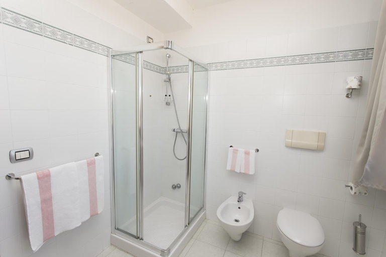 Bathroom 3, Hotel Grillo, Nuoro