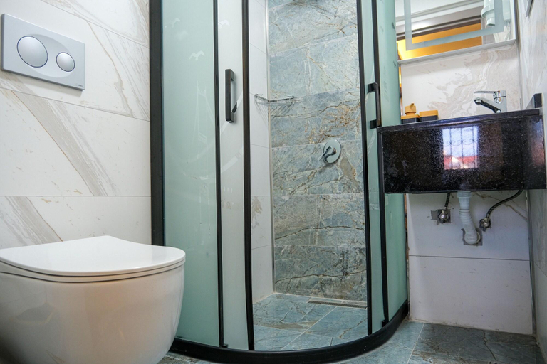 Bathroom 5, Yellow Mansion, Beyoğlu