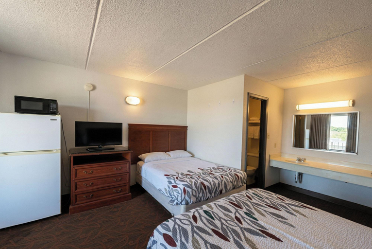 Room 4, 8 Inn, Sumter