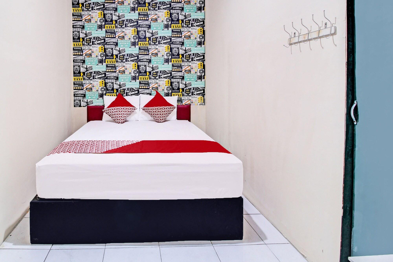 Room 2, Oyo Life 92032 Utama Hotel & Karaoke, Trenggalek