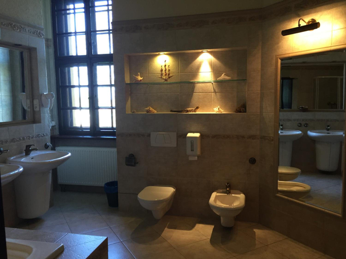 Bathroom 3, Zamek Dobra, Oleśnica