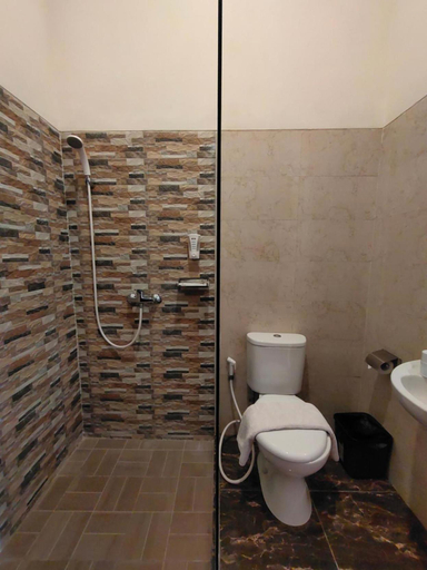 Bathroom 3, Dreamland Hotel And Lounge, Bondowoso