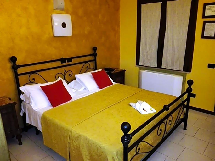 Bedroom 4, Motel Est, Milano