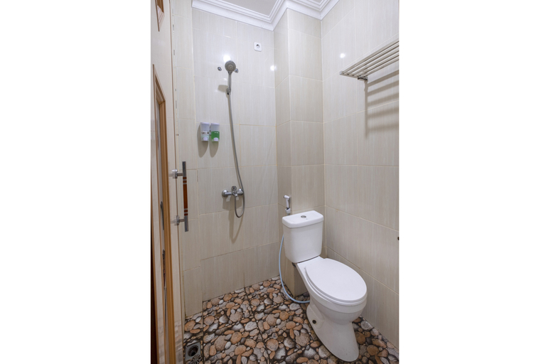 Room 2, Super OYO 3747 Comfort Residence, East Jakarta