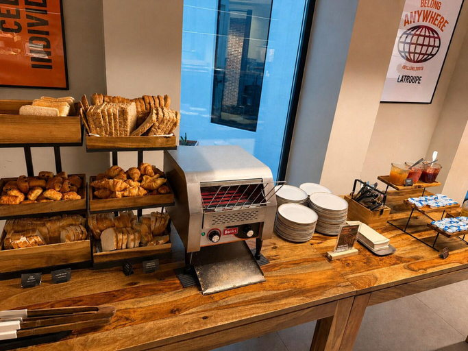 Food & Drinks 4, Latroupe Prado Hostel, Madrid