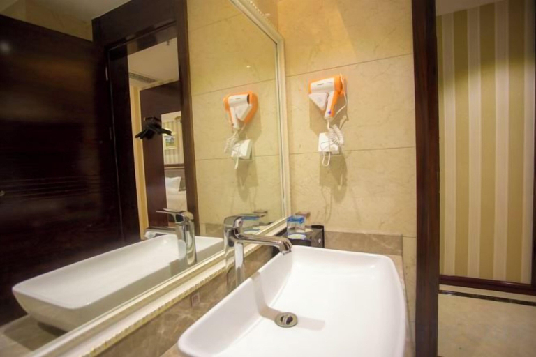 Bathroom 4, Huazhou Huyanwan Chain Hotel Shangjie Branch, Maoming