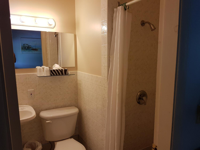 Bathroom 3, Pinecone Motel, Kings