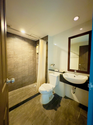 Bathroom 5, Baan Bangsarey hotels, Sattahip