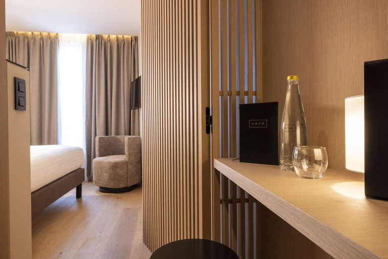 Room 2, Ha Tel Esta, Paris
