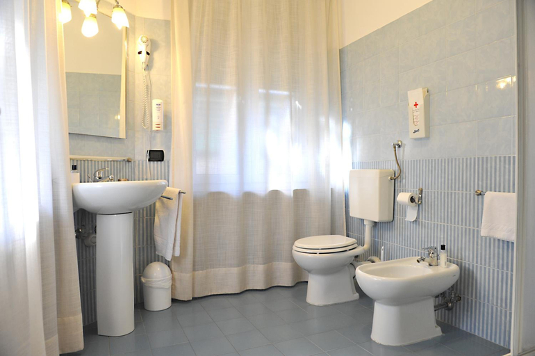 Bathroom 4, Albergo Birra, Genova