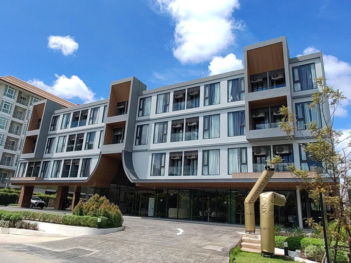 Exterior & Views