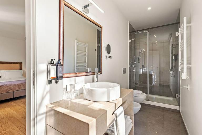 Bathroom 5, Jardim da Lapa by Shiadu, Lisbon