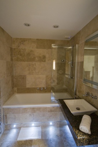 Bathroom 4, Hall Farm Hotel And Restaurant, Lincolnshire