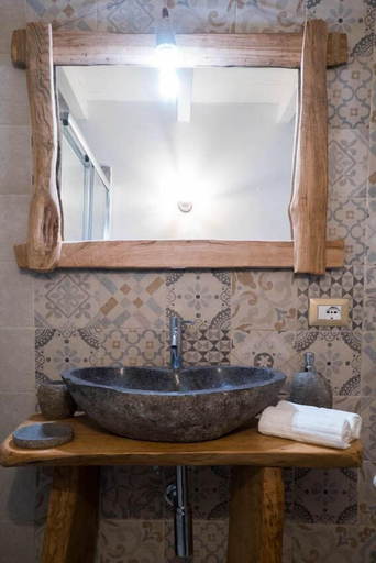 Bathroom 4, Is Perdas, Nuoro