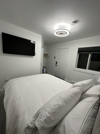 Bedroom 2, South Shore Motel, Cowichan Valley