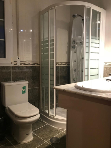 Bathroom 4, Hotel Los Leones El Mas Cercano A Warner, Madrid