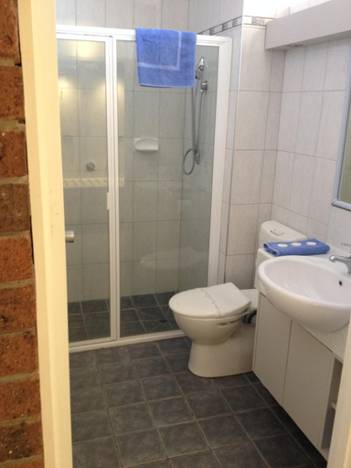 Bathroom 4, The Central Hotel Motel Lakes Entrance, E. Gippsland - Bairnsdale