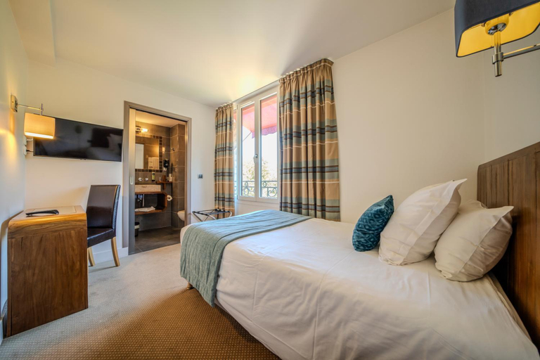 Bedroom 3, Logis Hotel - Le Manoir de Sauvegrain, Yvelines