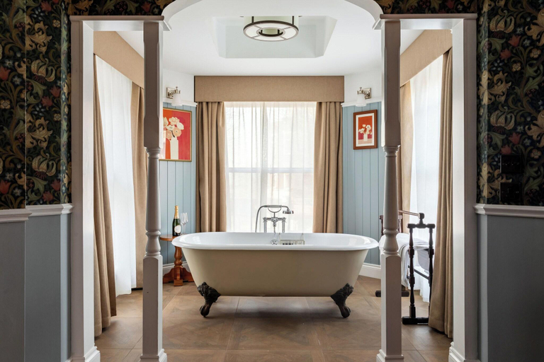 Bathroom 5, The Drayton Court Hotel, London