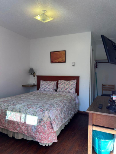 Bedroom 2, Dolphin Motel, Alberni-Clayoquot
