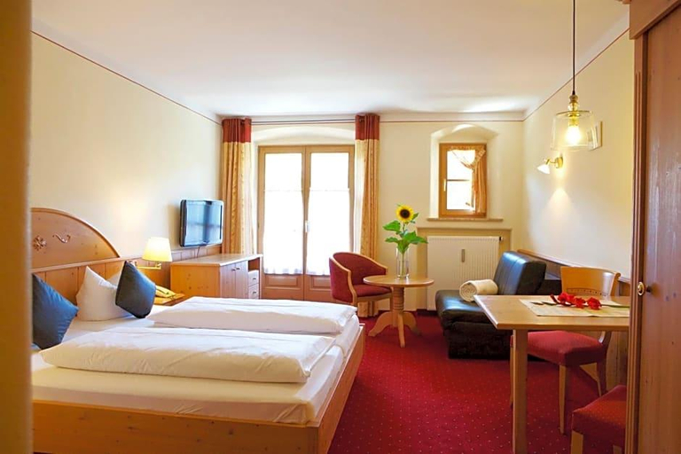 Bedroom 4, Hotel Salzburger Hof, Traunstein