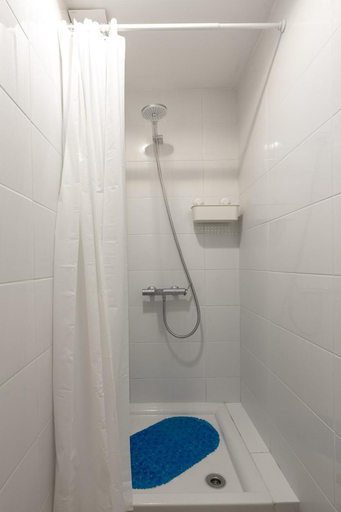 Bathroom 3, Bee Hostel