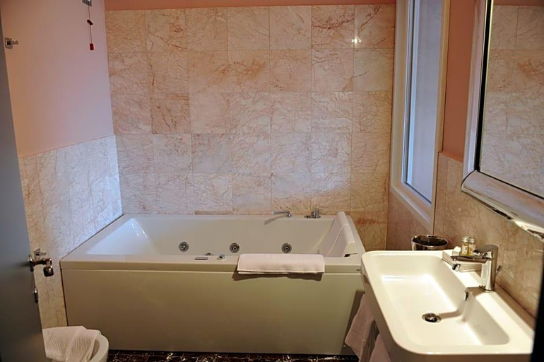 Bathroom 5, Palazzo Del Senatore, Frosinone