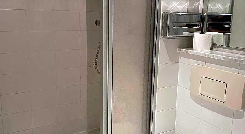 Bathroom 5, Hotel Bitterfelder Hof, Anhalt-Bitterfeld