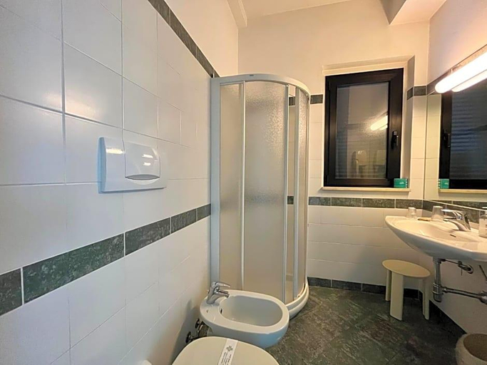Bathroom 5, Hotel La Goletta, Milano