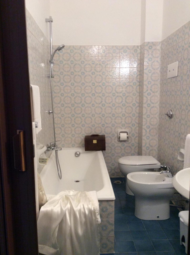 Bathroom 4, Hotel Livio, Brescia
