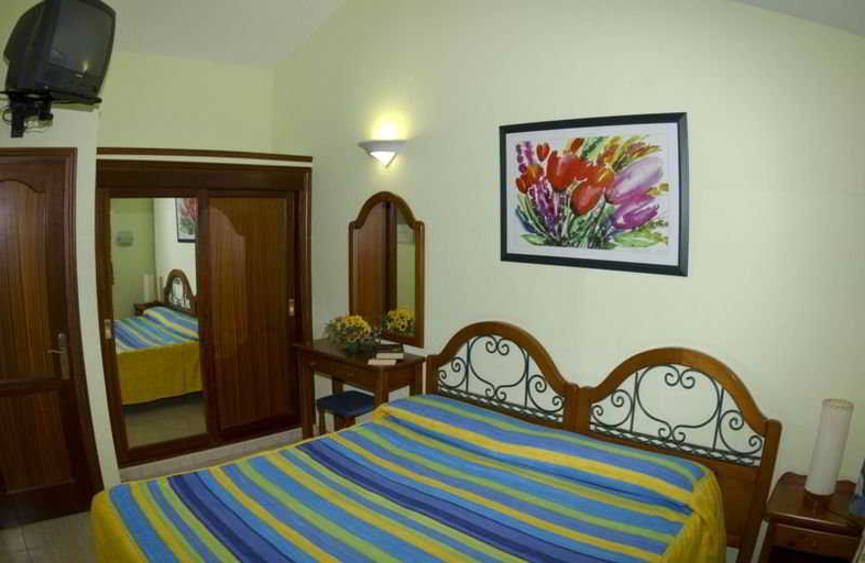 Bedroom 2, Los Almendros (gay, lesbian & friends), Las Palmas