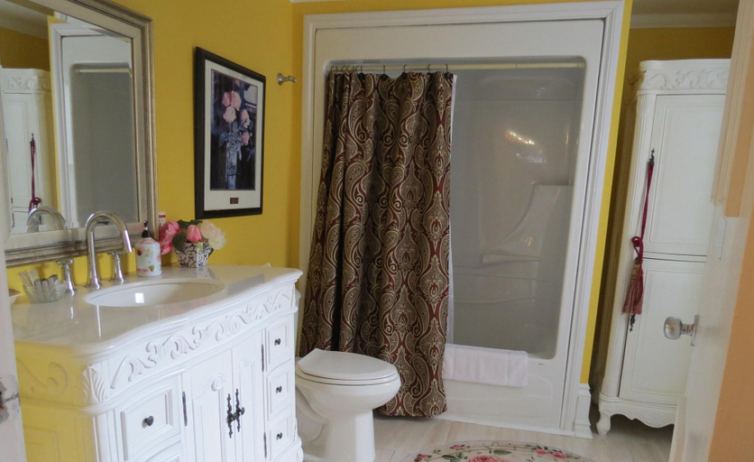 Bathroom 4, The Roses Heritage Inn, Division No. 1