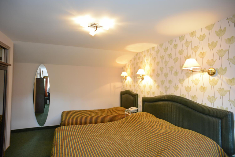 Bedroom 2, Hôtel De La Croix D'or, Manche