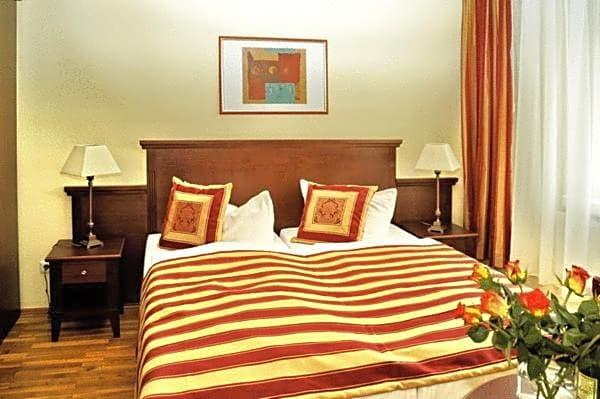 Bedroom 1, Hotel St Ortebeker, Rostock