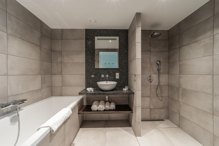 Bathroom 4, De Pier Suites, Den Haag