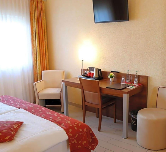 Bedroom 4, Land Gut Hotel Am Ring, Ahrweiler