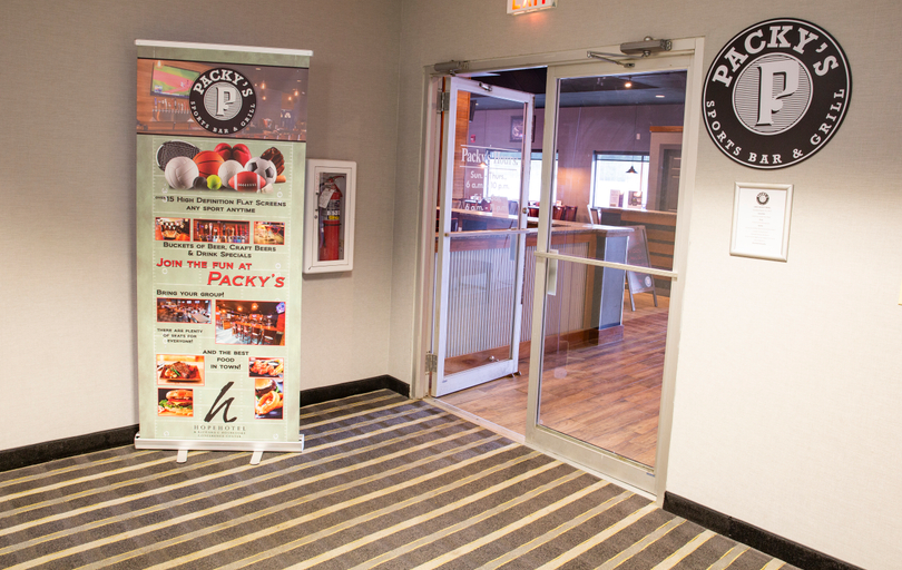 Bar 4, Hope Hotel & Conference Center, Greene