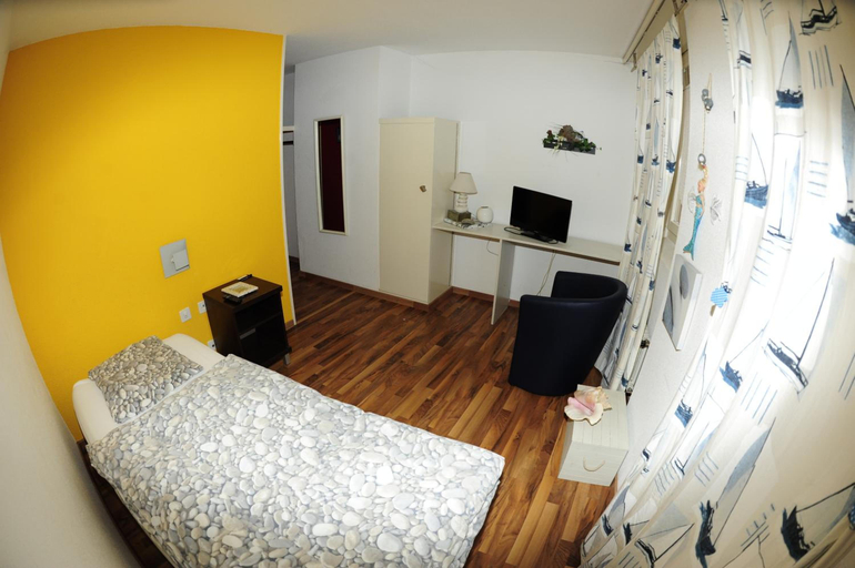 Bedroom 1, Hotel Restaurant Au Chasseur, Jura-North Vaudois