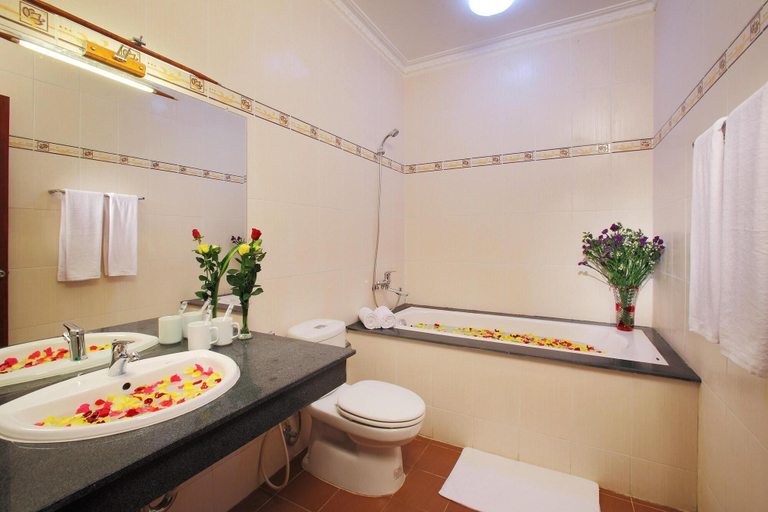 Bathroom, Minh Dam Hotel Restaurant, Ho Chi Minh City