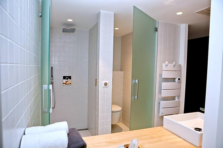 Bathroom 5, Hotel Restaurant Santiago, Pyrénées-Atlantiques