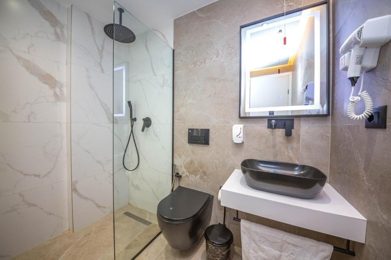 Bathroom 4, Absolute Hotel, Sarandës
