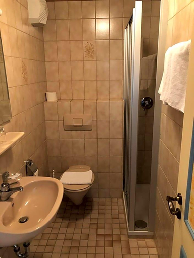 Bathroom 4, Hotel Pflieger, Passau