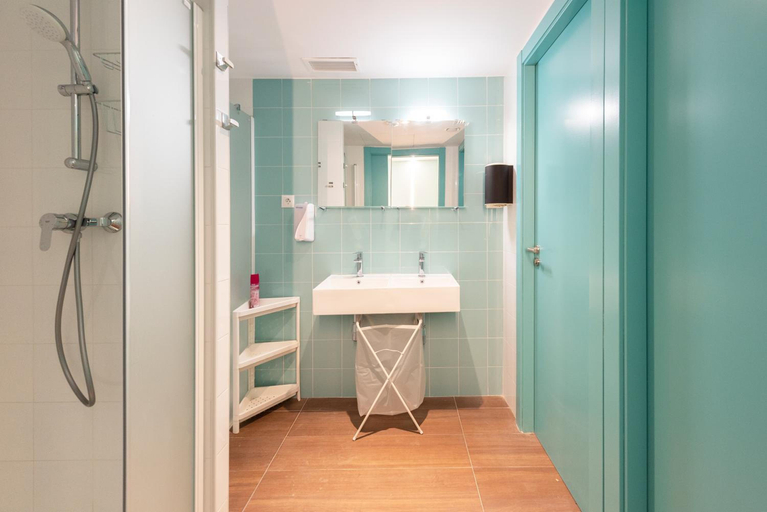 Bathroom 5, Hostelle Women Only Hostel Barcelona, Barcelona