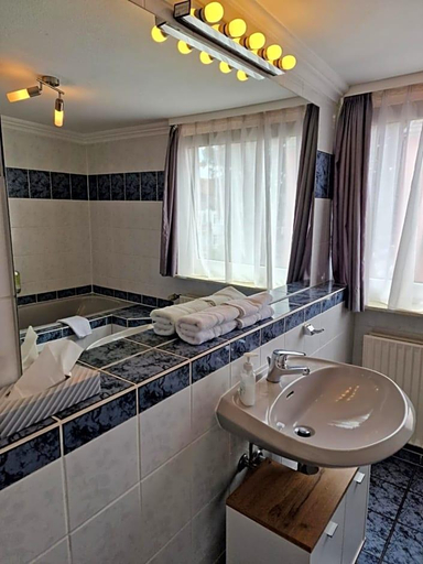Bathroom 4, H5 Hotel Bremen, Bremen